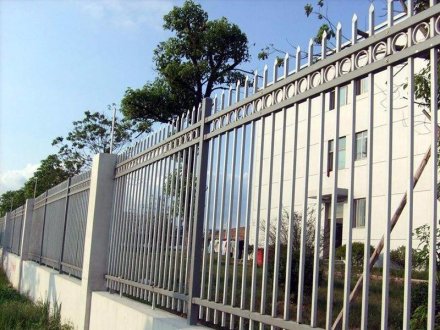 <b>三根橫梁鋅鋼柵欄定做廠家</b>