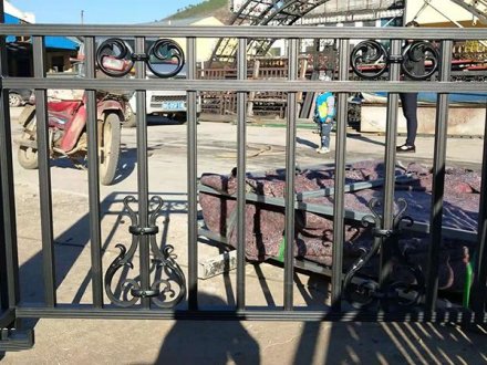 別墅陽臺欄桿選擇鐵藝欄桿好嗎？