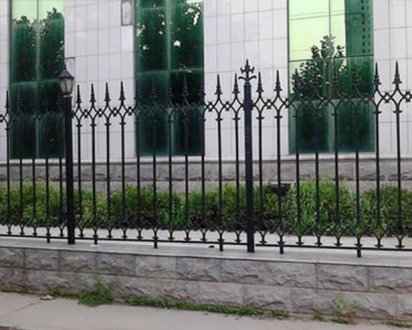 安誠護欄為您提供優(yōu)質(zhì)的鐵藝護欄及定做價格