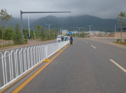 道路護(hù)欄哪家好？